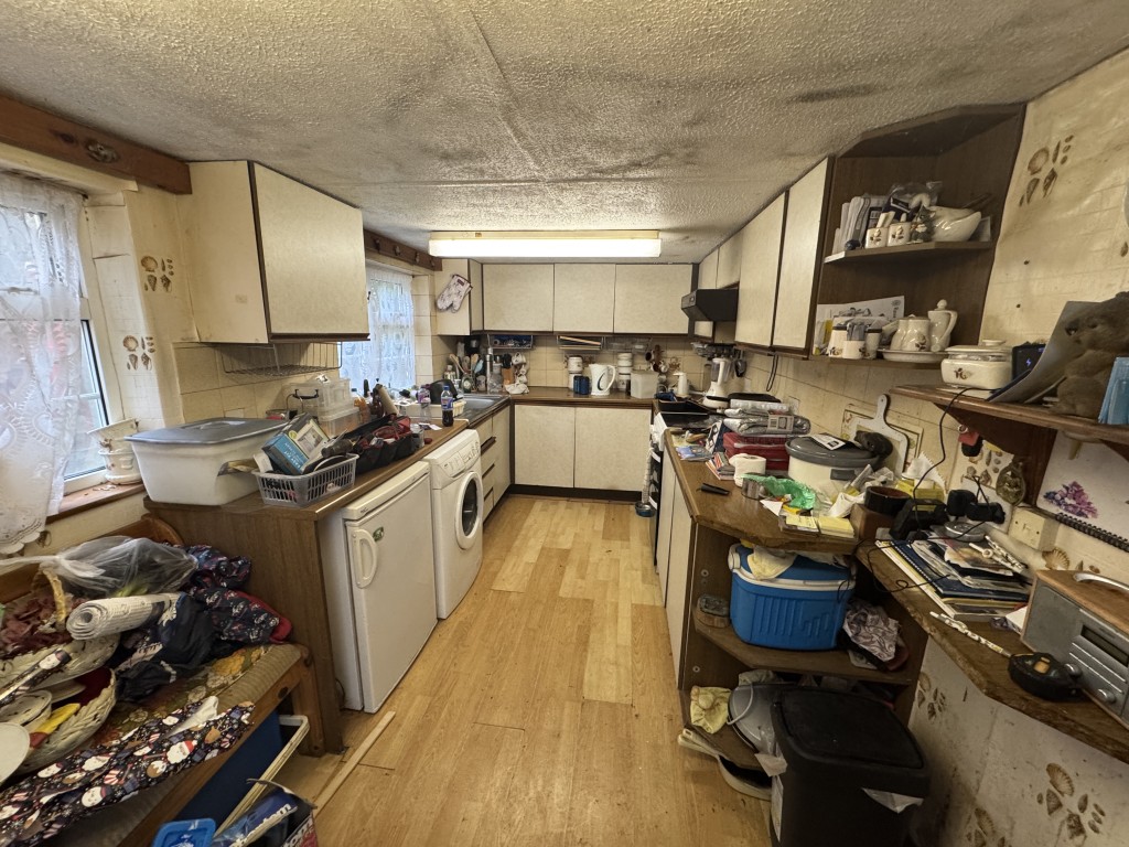Lot: 52 - DETACHED COTTAGE FOR IMPROVEMENT - Kitchen